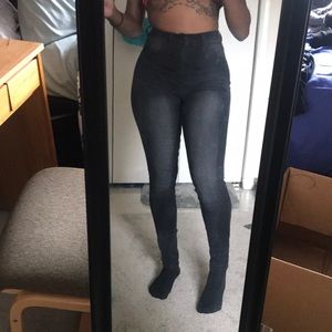 🚨 SOLD🚨 Fashion Nova Black Highwaisted Jeans